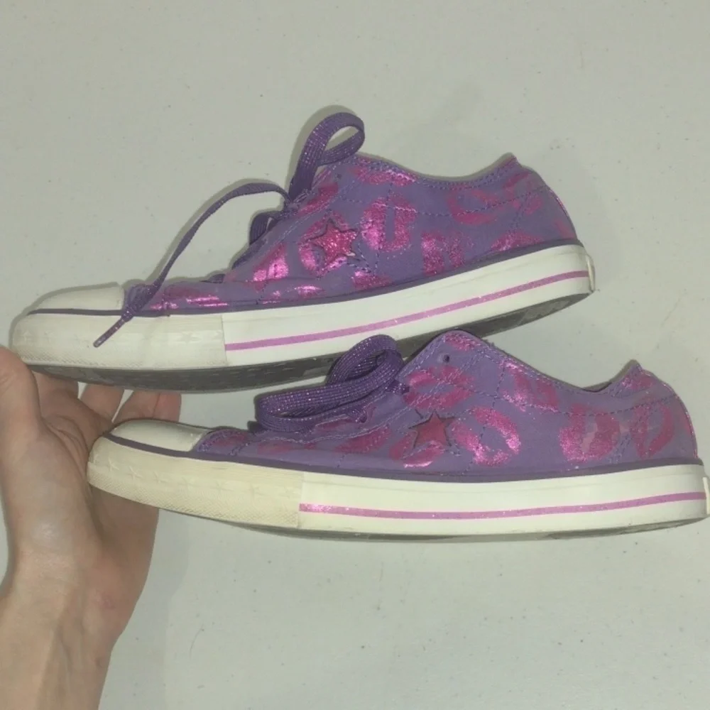 Converse One Star Girls Junior 6 Shimmer Pink Lips on Purple Low Chucks Sneakers